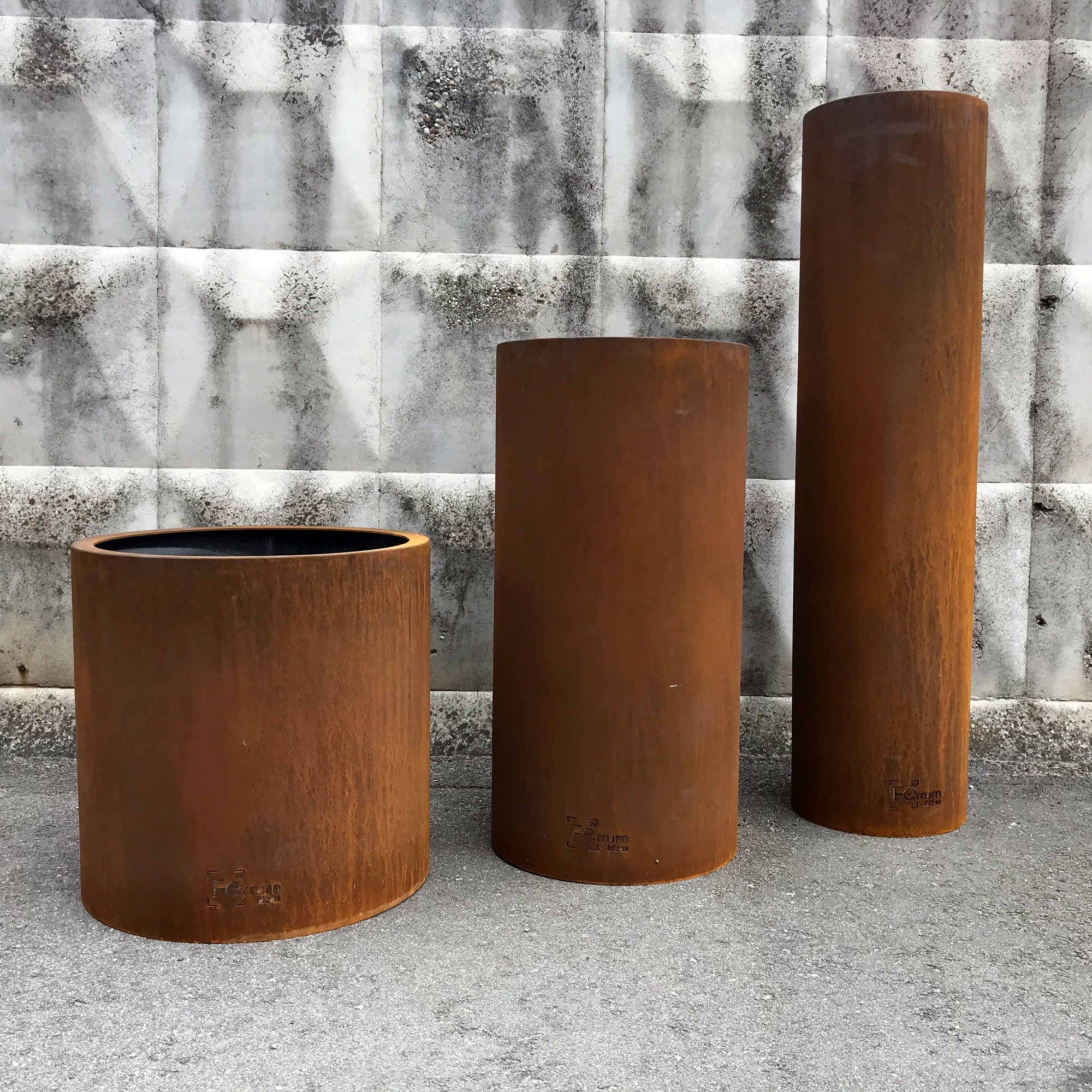 Rudinti metaliniai vazonai